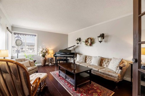 18 Moberly Crescent, Fort Mcmurray, AB - Indoor Photo Showing Living Room