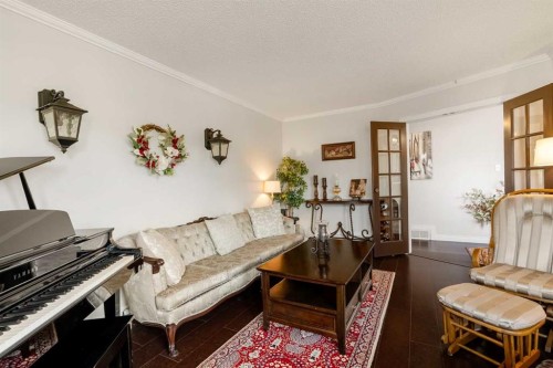 18 Moberly Crescent, Fort Mcmurray, AB - Indoor Photo Showing Living Room