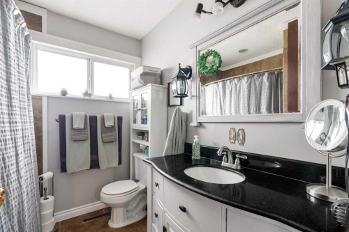 18 Moberly Crescent, Fort Mcmurray, AB - Indoor Photo Showing Bathroom