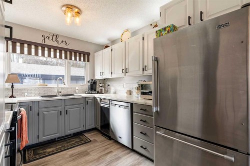 18 Moberly Crescent, Fort Mcmurray, AB - Indoor Photo Showing Kitchen With Upgraded Kitchen