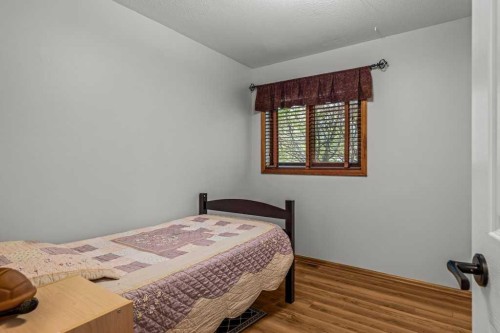 146 Cougar Point Road, Canmore, AB - Indoor Photo Showing Bedroom