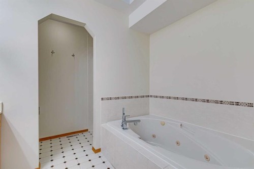 268 Mt Brewster Circle Se, Calgary, AB - Indoor Photo Showing Bathroom