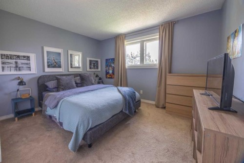 6716 Ranchview Drive Nw, Calgary, AB - Indoor Photo Showing Bedroom