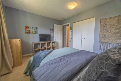 6716 Ranchview Drive Nw, Calgary, AB - Indoor Photo Showing Bedroom