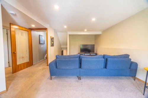 6716 Ranchview Drive Nw, Calgary, AB - Indoor Photo Showing Living Room