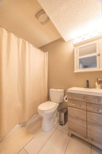 6716 Ranchview Drive Nw, Calgary, AB - Indoor Photo Showing Bathroom