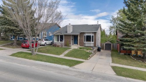 6716 Ranchview Drive Nw, Calgary, AB - Outdoor With Facade