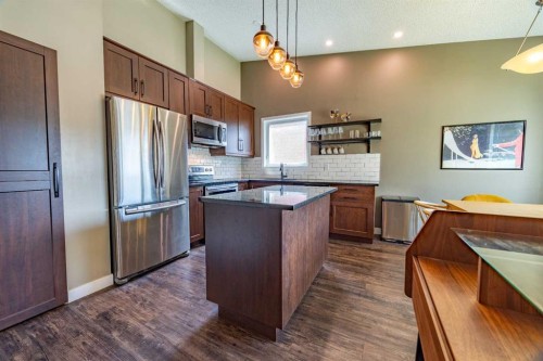6716 Ranchview Drive Nw, Calgary, AB - Indoor Photo Showing Kitchen With Upgraded Kitchen