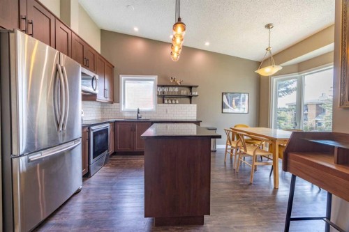 6716 Ranchview Drive Nw, Calgary, AB - Indoor Photo Showing Kitchen With Upgraded Kitchen