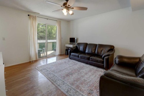 10-707 Westmount Drive, Strathmore, AB - Indoor Photo Showing Living Room