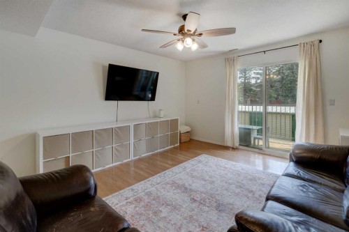 10-707 Westmount Drive, Strathmore, AB - Indoor Photo Showing Living Room