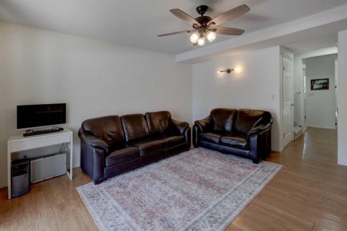 10-707 Westmount Drive, Strathmore, AB - Indoor Photo Showing Living Room