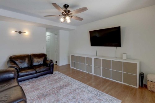 10-707 Westmount Drive, Strathmore, AB - Indoor Photo Showing Living Room