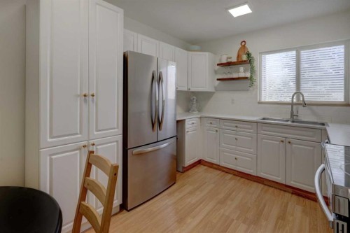 10-707 Westmount Drive, Strathmore, AB - Indoor Photo Showing Kitchen