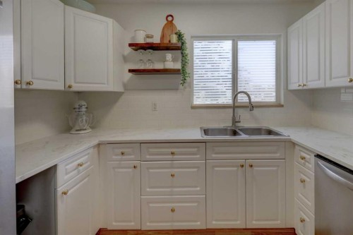 10-707 Westmount Drive, Strathmore, AB - Indoor Photo Showing Kitchen With Double Sink