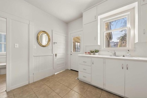 317 21 Avenue Sw, Calgary, AB - Indoor Photo Showing Bathroom