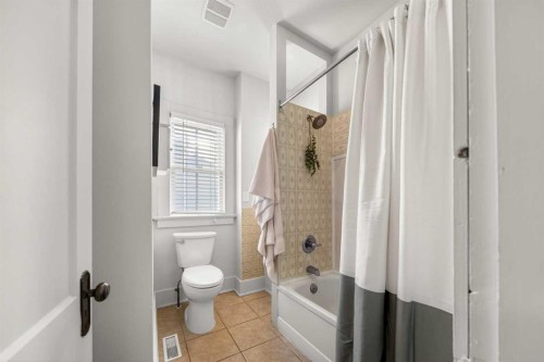 317 21 Avenue Sw, Calgary, AB - Indoor Photo Showing Bathroom