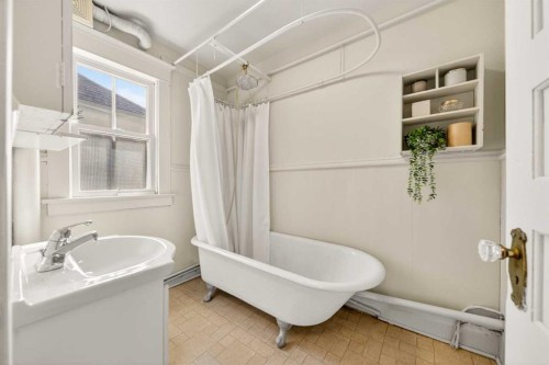 317 21 Avenue Sw, Calgary, AB - Indoor Photo Showing Bathroom