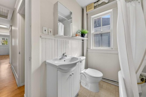 317 21 Avenue Sw, Calgary, AB - Indoor Photo Showing Bathroom