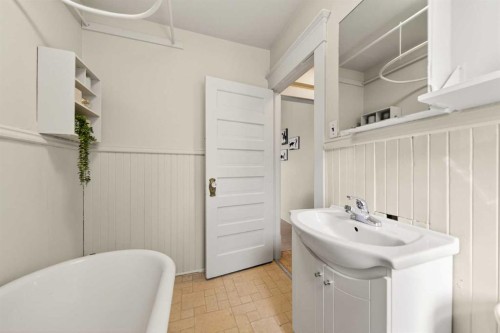 317 21 Avenue Sw, Calgary, AB - Indoor Photo Showing Bathroom