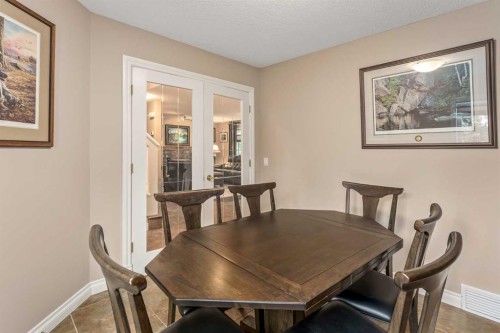 1733 Evergreen Drive Sw, Calgary, AB - Indoor Photo Showing Dining Room
