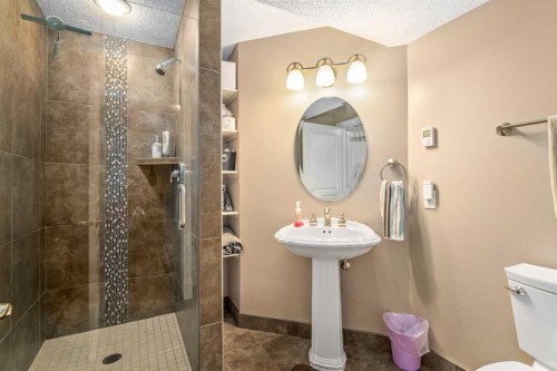 1733 Evergreen Drive Sw, Calgary, AB - Indoor Photo Showing Bathroom