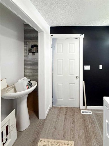 2031 18 Avenue, Bowden, AB - Indoor Photo Showing Other Room