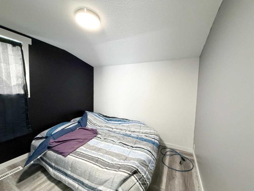 2031 18 Avenue, Bowden, AB - Indoor Photo Showing Bedroom