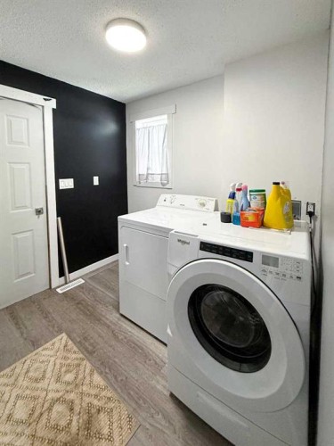 2031 18 Avenue, Bowden, AB - Indoor Photo Showing Laundry Room