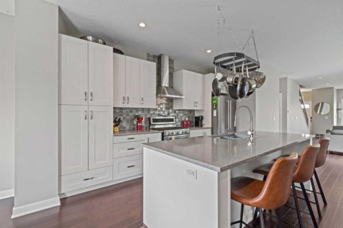 6417 34 Avenue Nw, Calgary, AB - Indoor Photo Showing Kitchen