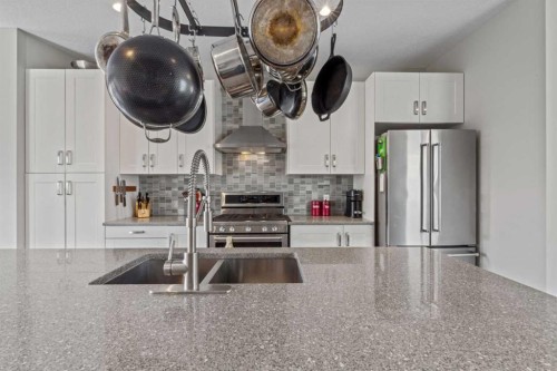 6417 34 Avenue Nw, Calgary, AB - Indoor Photo Showing Kitchen With Double Sink With Upgraded Kitchen