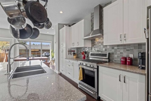 6417 34 Avenue Nw, Calgary, AB - Indoor Photo Showing Kitchen With Double Sink With Upgraded Kitchen
