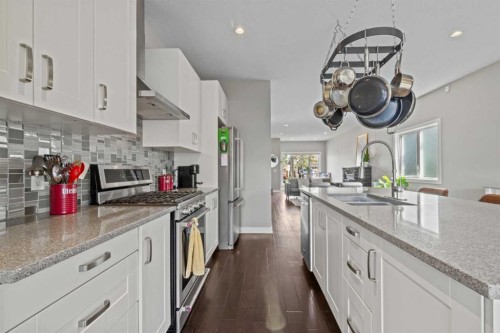 6417 34 Avenue Nw, Calgary, AB - Indoor Photo Showing Kitchen With Upgraded Kitchen