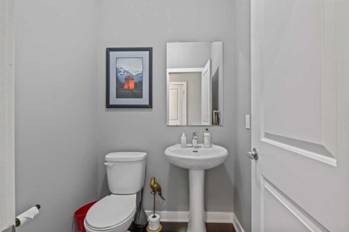6417 34 Avenue Nw, Calgary, AB - Indoor Photo Showing Bathroom