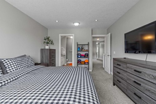 6417 34 Avenue Nw, Calgary, AB - Indoor Photo Showing Bedroom