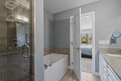 6417 34 Avenue Nw, Calgary, AB - Indoor Photo Showing Bathroom