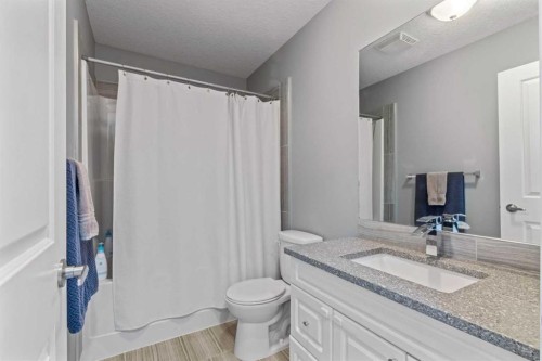 6417 34 Avenue Nw, Calgary, AB - Indoor Photo Showing Bathroom