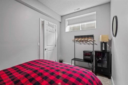6417 34 Avenue Nw, Calgary, AB - Indoor Photo Showing Bedroom