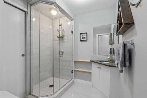 6417 34 Avenue Nw, Calgary, AB - Indoor Photo Showing Bathroom