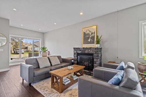 6417 34 Avenue Nw, Calgary, AB - Indoor Photo Showing Living Room With Fireplace