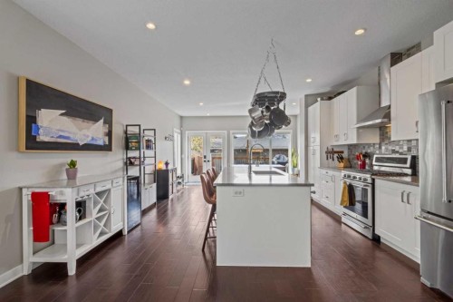 6417 34 Avenue Nw, Calgary, AB - Indoor Photo Showing Kitchen