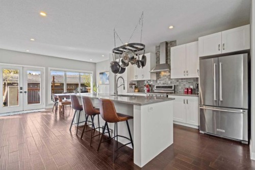 6417 34 Avenue Nw, Calgary, AB - Indoor Photo Showing Kitchen With Upgraded Kitchen