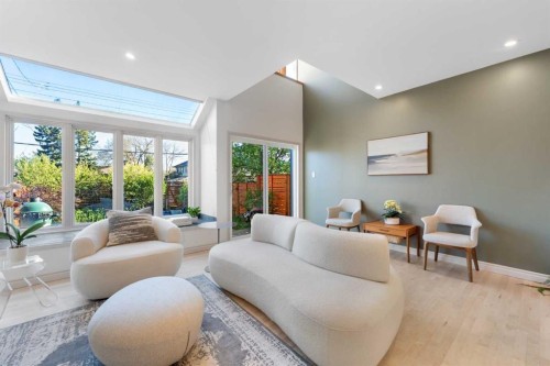 2531 7 Avenue Nw, Calgary, AB - Indoor Photo Showing Living Room
