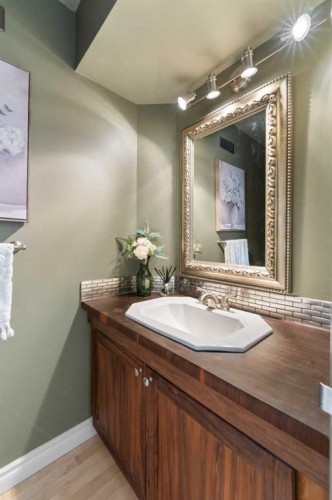 2531 7 Avenue Nw, Calgary, AB - Indoor Photo Showing Bathroom
