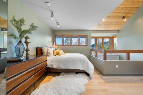 2531 7 Avenue Nw, Calgary, AB - Indoor Photo Showing Bedroom