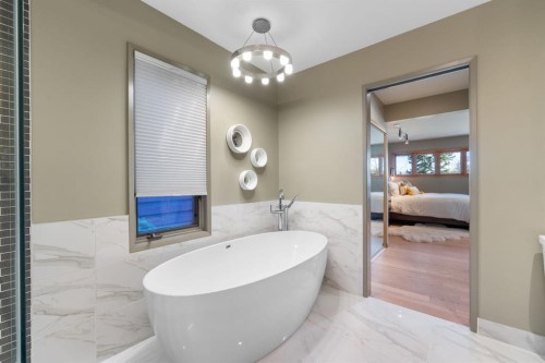 2531 7 Avenue Nw, Calgary, AB - Indoor Photo Showing Bathroom