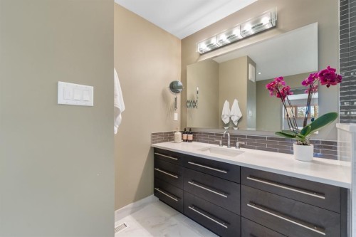 2531 7 Avenue Nw, Calgary, AB - Indoor Photo Showing Bathroom