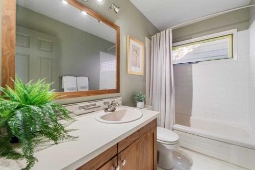 2531 7 Avenue Nw, Calgary, AB - Indoor Photo Showing Bathroom