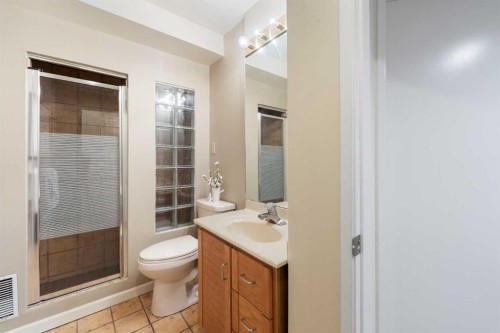 2531 7 Avenue Nw, Calgary, AB - Indoor Photo Showing Bathroom