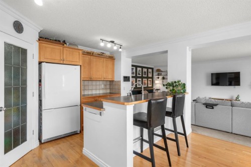 26 Somerset Crescent Sw, Calgary, AB - Indoor Photo Showing Kitchen